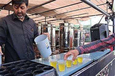 تصویر خدمت رسان موکب آبشار عاطفه‌ها در مسیر اربعین 1404 از پنجره دوربین (16 مردادماه)