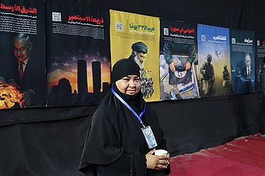 تصویر خدمت رسان موکب آبشار عاطفه‌ها در مسیر اربعین 1404 از پنجره دوربین (16 مردادماه)