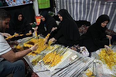 تصویر موج گسترده خدمت‌رسانی آبشار عاطفه ها به زائران در نیمه شعبان